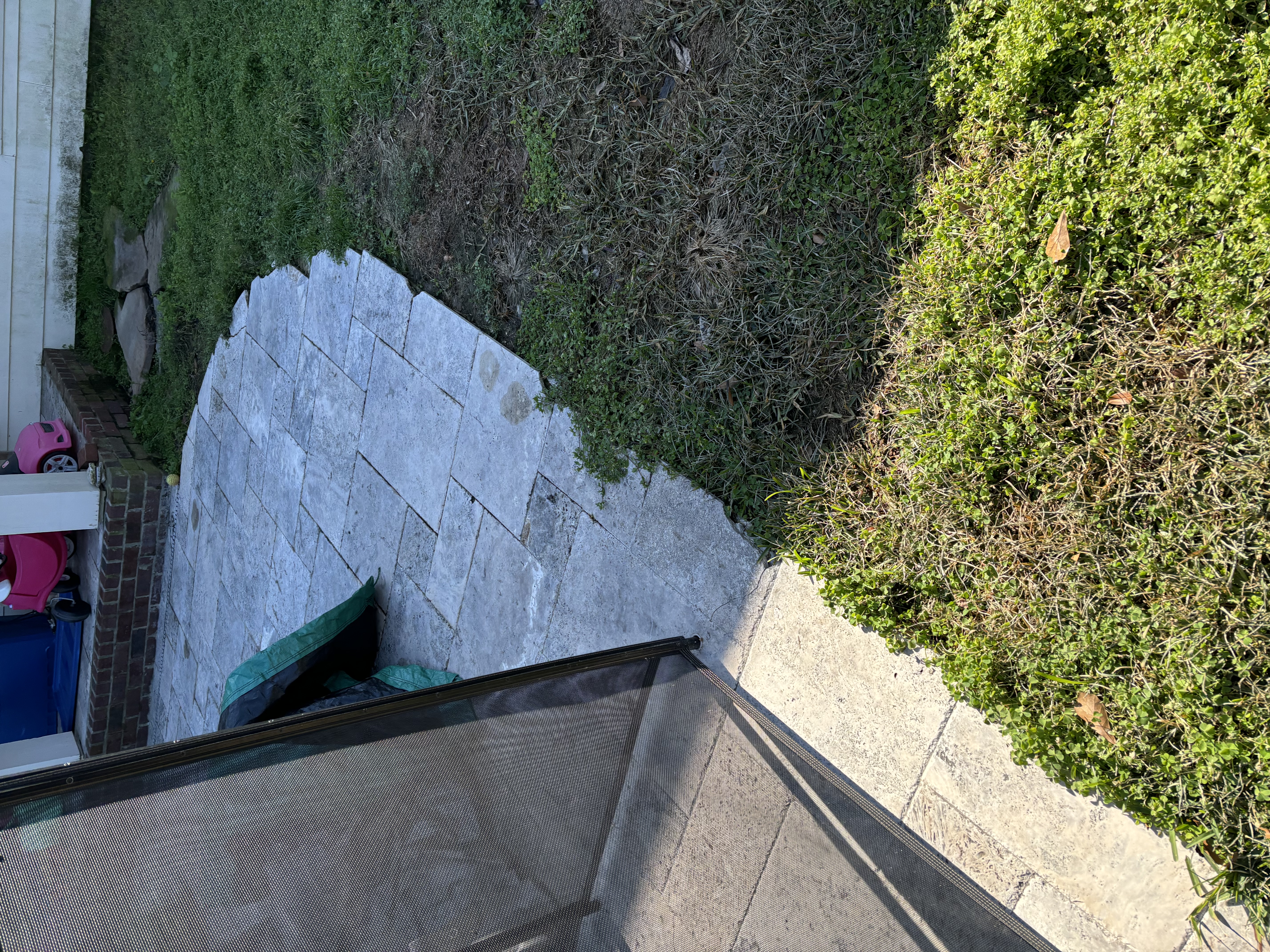 Travertine paver patio with brick step border - Baton Rouge hardscape contractor